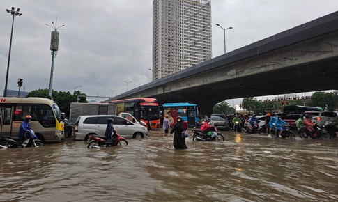 Mưa ngập, riêng tiền sửa xe ô tô tốn hàng chục nghìn tỷ đồng