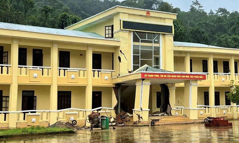 Trụ sở UBND x&#227; nứt to&#225;c, x&#244; lệch sau mưa lũ