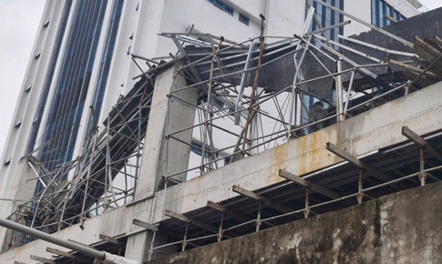 Sập gi&#224;n gi&#225;o l&#250;c rạng s&#225;ng, 2 c&#244;ng nh&#226;n gặp nạn tử vong