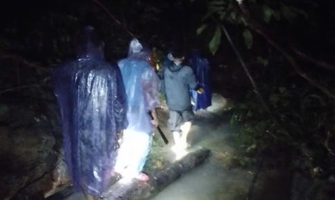 Xuy&#234;n đ&#234;m t&#236;m người phụ nữ đi lạc trong rừng giữa mưa lũ