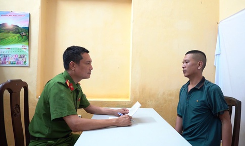 Tạm giữ đối tượng h&#224;nh hung cảnh s&#225;t giao th&#244;ng