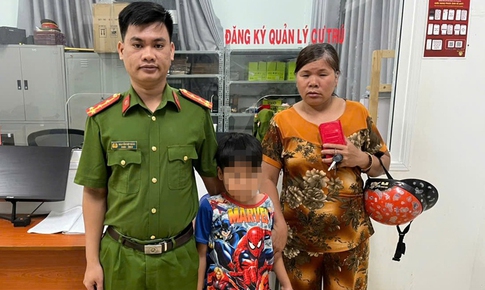 B&#233; trai hoảng hốt ngồi b&#234;n đường được c&#244;ng an gi&#250;p t&#236;m lại người th&#226;n