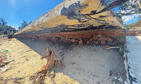 Cận cảnh đường ven biển bị s&#243;ng &#39;x&#233; n&#225;t&#39;, nguy cơ x&#226;m thực v&#224;o khu d&#226;n cư