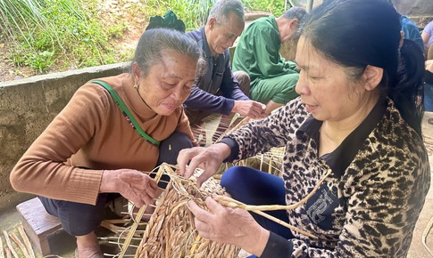 Nghề đan b&#232;o t&#226;y… đi T&#226;y