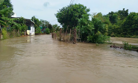 Lũ bất ngờ đổ về trong đ&#234;m, nhiều nh&#224; d&#226;n ở L&#226;m Đồng ngập s&#226;u