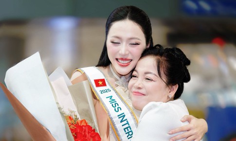 Mẹ đẻ Hoa hậu Kiều Duy g&#226;y ch&#250; &#253; khi tiễn con g&#225;i đi thi Hoa hậu Quốc tế