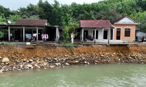 Những ng&#244;i nh&#224; ch&#234;nh v&#234;nh b&#234;n d&#242;ng Th&#225;c Trượt sau mưa lũ lịch sử