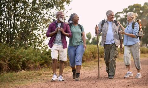 Người cao tuổi n&#234;n đi bộ thế n&#224;o khi trời trở lạnh?