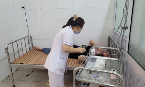 Bộ Y tế v&#224;o cuộc vụ c&#244;ng nh&#226;n nhập viện nghi do ngộ độc thực phẩm tại Huế