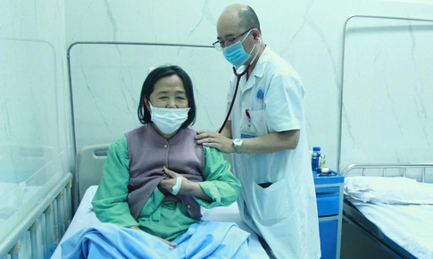 5 quy tắc tăng cường sức khỏe người cao tuổi khi mưa lạnh