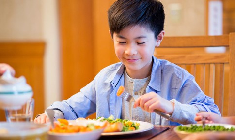 Ăn đ&#250;ng, ăn đủ theo th&#225;p dinh dưỡng d&#224;nh cho trẻ vị th&#224;nh ni&#234;n