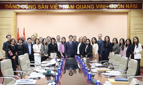 Thứ trưởng Thường trực Bộ Y tế Vũ Mạnh H&#224; tiếp, l&#224;m việc với EuroCham v&#224; Pharma Group