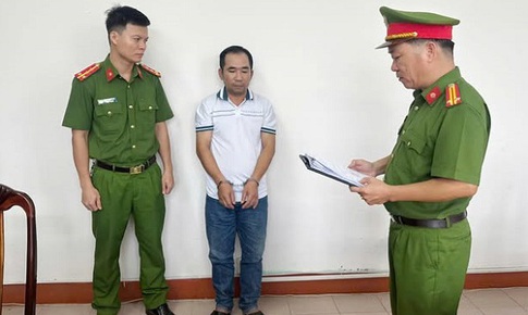 Một ph&#250;t mất kiểm so&#225;t, bạn nhậu lĩnh nh&#225;t dao v&#224;o ngực