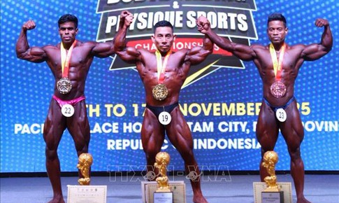 Lực sĩ Phạm Văn M&#225;ch v&#244; địch thể h&#236;nh thế giới ở tuổi 49