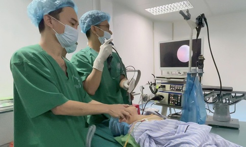 Kim chọc tủy bất ngờ rơi xuống đường thở b&#233; 3 tuổi