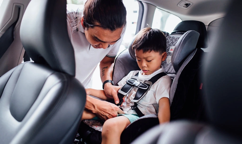 Kh&#244;ng sử dụng thiết bị an to&#224;n cho trẻ khi đi &#244; t&#244;, cha mẹ c&#243; thể bị phạt tiền triệu