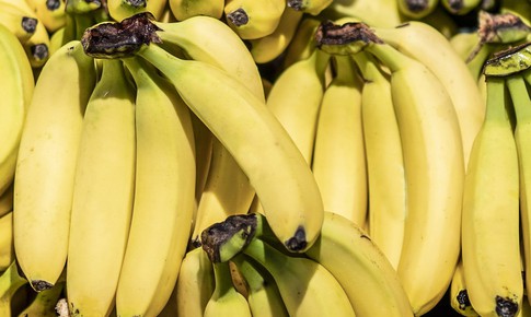 Điều g&#236; xảy ra khi ăn chuối l&#250;c bụng đ&#243;i?