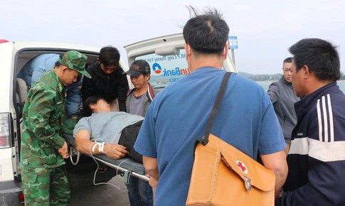 Vượt s&#243;ng lớn giữa biển chuyển bệnh nh&#226;n đột quỵ v&#224;o đất liền cấp cứu