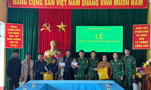 Đồn Bi&#234;n ph&#242;ng nhận đỡ đầu 2 b&#233; c&#243; cha mẹ mất t&#237;ch trong sạt lở đất