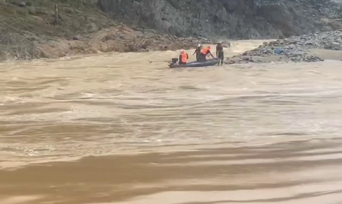 Giải cứu 2 người đi l&#224;m rẫy bị mắc kẹt giữa d&#242;ng lũ dữ