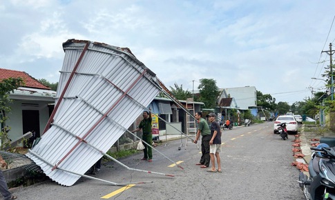Nhận ra lốc xo&#225;y th&#236; m&#225;i t&#244;n đ&#227; bay loảng xoảng