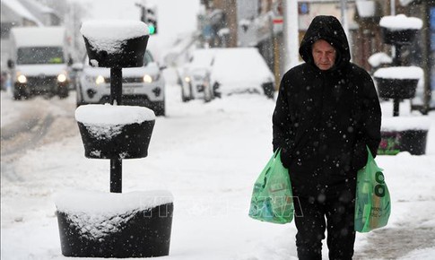 Anh ban bố cảnh b&#225;o sức khỏe khi hứng chịu đợt lạnh đầu ti&#234;n của m&#249;a Đ&#244;ng