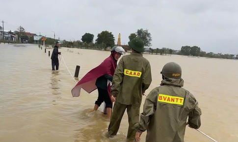 Lũ cuốn lật ghe, 1 người mất t&#237;ch