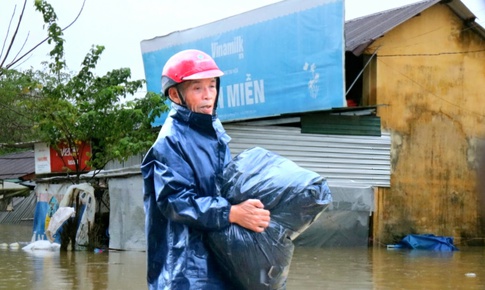 Lũ dữ tr&#224;n về l&#250;c rạng s&#225;ng, tiểu thương kh&#243;c nghẹn nh&#236;n gia t&#224;i bị nhấn ch&#236;m
