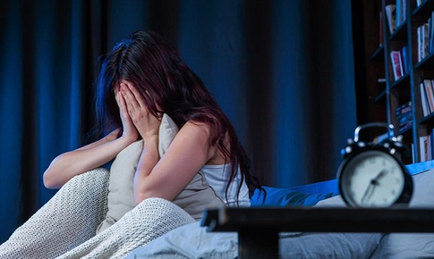 V&#236; sao người trung ni&#234;n dễ mất ngủ v&#224; c&#225;ch khắc phục hiệu quả