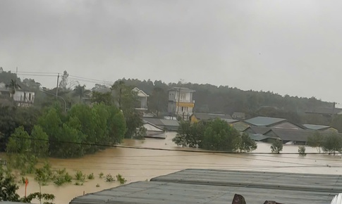 Hơn 170 hộ d&#226;n Phong Điền, Huế ch&#236;m trong nước lũ