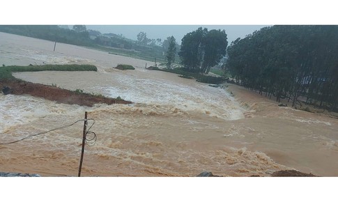 Lũ tr&#234;n nhiều s&#244;ng ở Huế v&#224; Quảng Ng&#227;i l&#234;n rất nhanh, cảnh b&#225;o người d&#226;n đảm bảo an to&#224;n