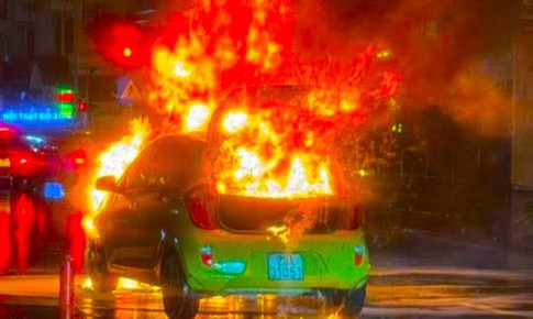 &#212; t&#244; bốc ch&#225;y dữ dội giữa trời mưa ở H&#224; Nội