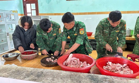 Ấm &#225;p nghĩa t&#236;nh &#39;bếp ăn 0 đồng&#39; ở v&#249;ng sạt lở