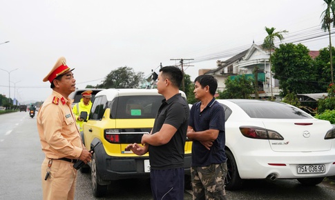 CSGT l&#253; giải việc cương quyết xử l&#253; h&#224;nh vi đỗ xe tr&#234;n cầu trong mưa lũ