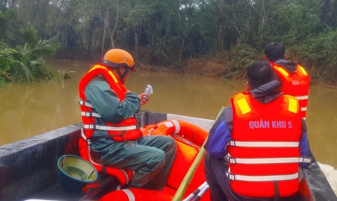 T&#236;m thấy thi thể người đ&#224;n &#244;ng bị nước lũ cuốn tr&#244;i