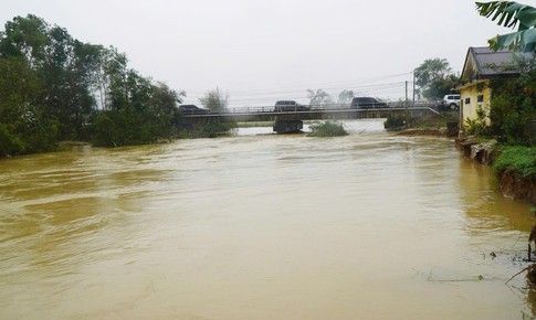 Mưa lớn tiếp tục dồn dập, nhiều khu vực miền Trung bị nhấn ch&#236;m trong biển nước