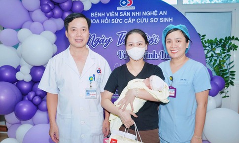 B&#233; g&#225;i 500g xuất viện sau 135 ng&#224;y điều trị tại Bệnh viện Sản Nhi Nghệ An