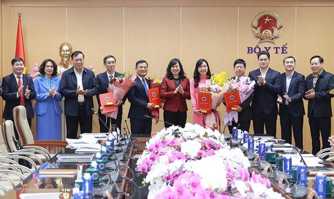 Bộ trưởng Bộ Y tế trao quyết định điều động, bổ nhiệm, bổ nhiệm lại l&#227;nh đạo nhiều đơn vị