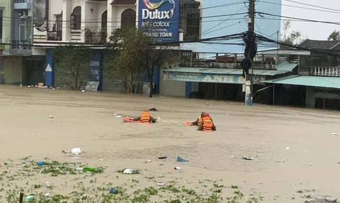 H&#224;ng loạt trạm quan trắc ghi nhận mức lũ lịch sử ở miền Trung, c&#225;ch g&#236; ứng ph&#243;?