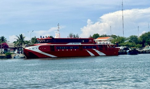 T&#224;u cao tốc ra đảo Ph&#250; Qu&#253; dừng hoạt động do thời tiết xấu, s&#243;ng lớn 4m