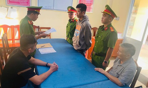 Say rượu, &#39;tiểu bậy&#39; trước cửa nh&#224; d&#226;n, nam thanh ni&#234;n bị đ&#226;m trọng thương