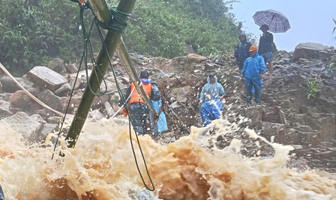Th&#243;t tim cảnh dựng cầu tạm đưa c&#244; gi&#225;o mang thai qua d&#242;ng lũ chảy xiết