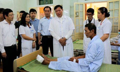 Nhân viên y tế trực nhiều ngày liên tiếp trong điều kiện mưa lũ để duy trì công tác cấp cứu, điều trị cho người dân