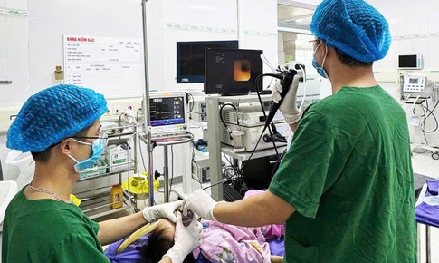 Nhiều trẻ bị tổn thương đường thở do h&#243;c dị vật