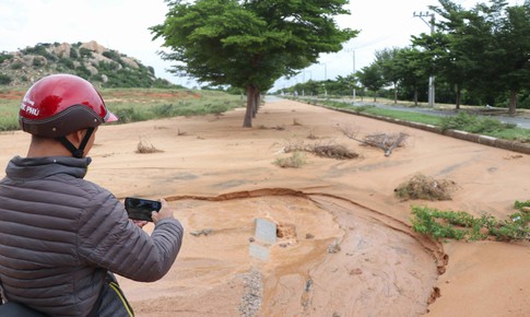 C&#225;t phủ d&#224;y tr&#234;n đường ven biển Mũi Dinh - C&#224; N&#225; sau mưa lớn k&#233;o d&#224;i