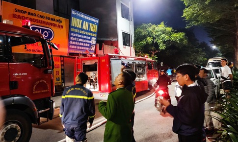Cứu 5 người tho&#225;t đ&#225;m ch&#225;y trong căn nh&#224; tr&#234;n phố H&#224; Nội