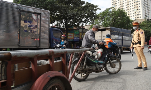 K&#233;o theo xe kh&#225;c, chở h&#224;ng cồng kềnh nguy hiểm: T&#224;i xế lấy l&#253; do mưu sinh biện minh vi phạm