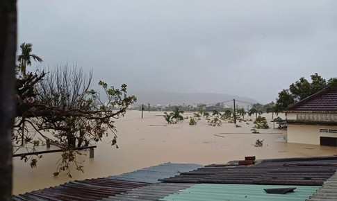 H&#224;ng loạt s&#244;ng vượt lũ lịch sử, nhiều hồ chứa đang xả điều tiết