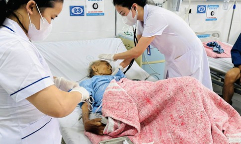 Sẵn s&#224;ng thu dung, cấp cứu, hỗ trợ kịp thời y tế cho người d&#226;n v&#249;ng ngập lụt