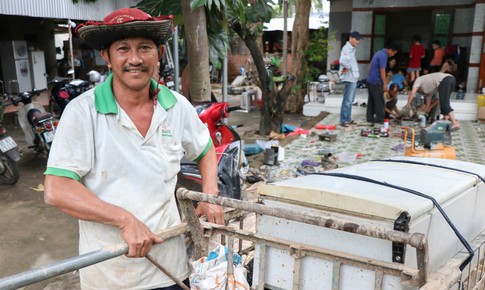 Thầy, tr&#242; chung tay gi&#250;p người d&#226;n &#39;hồi sinh&#39; thiết bị điện sau lũ